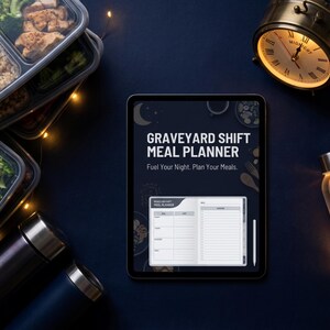 以下が含まれることがあります： 「Graveyard Shift Meal Planner」と題された食事プランナーが表示されたデジタルタブレット。鶏肉、ブロッコリー、米が入った食事準備容器が見えます。ヴィンテージの時計とウォーターボトルも、すべて濃い青色の背景にあります。