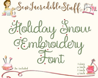 Könnte beinhalten: Digitales Stickdesign mit dem Text "Holiday Snow Embroidery Font" in grüner Schrift mit roten Sternakzenten. Enthält Größen von 5, 7.6 und 10.2 cm. Das Bild zeigt auch Näh-Illustrationen.