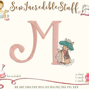 Op de afbeelding: Een geborduurd ontwerp met de letter "M" in zachtroze, versierd met een illustratie van een konijn met hoed en hart. Beschikbaar in formaten van 7,6 cm en 12,7 cm. De tekst "Sew Incredible Stuff" is ook aanwezig.