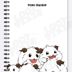 Puede incluir: Un cuaderno de espiral blanco con el texto Point Tracker en la parte superior y una ilustración gráfica de cuatro criaturas blancas y esponjosas con cuernos marrones y lenguas fuera en la parte inferior de la portada.