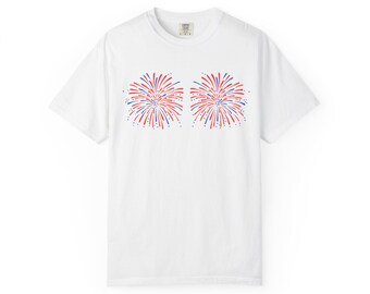 Camisetas para parejas del 4 de julio / Camiseta "Solo aquí por los fuegos artificiales" / Texto patriótico rojo y azul