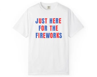 Camiseta "Just Here For The Fireworks" / Texto patriótico rojo y azul
