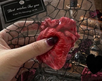 Corazón anatómico blandito, pelota antiestrés realista, decoración gótica oscura estilo academia.