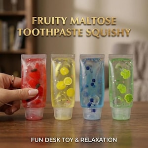 Può includere: Quattro tubetti trasparenti riempiti di gel colorato e piccoli ciondoli a forma di frutta. I tubetti sono rossi, gialli, blu e verdi e contengono forme di fragola, limone, mirtillo e lime. Testo: FRUITY MALTOSE TOOTHPASTE SQUISHY FUN DESK TOY & RELAXATION.