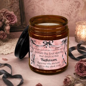 Begone Vile Stench ljus rolig badrumspresent | Gotiskt band Halloween sojaljus 237 ml | Trollformelflaska höstdekoration sarkastisk skämtpresent