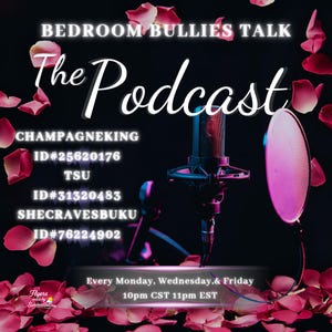 Peut inclure: Image promotionnelle pour le podcast "Bedroom Bullies Talk". L'image présente un microphone, un filtre anti-pop et du texte avec le nom du podcast, les noms des hôtes et les horaires. Le fond est sombre avec des pétales de roses roses.