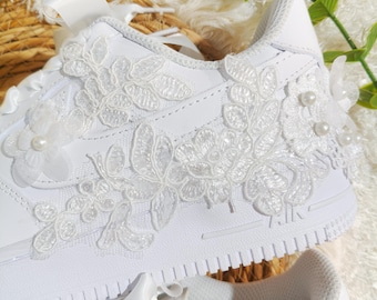 Gepersonaliseerde sneakers bruiloft voor de bruid / Air Force 1 Uniek huwelijkscadeau - parel bruidssneakers - gala-sneakers-uniek jubileumcadeau