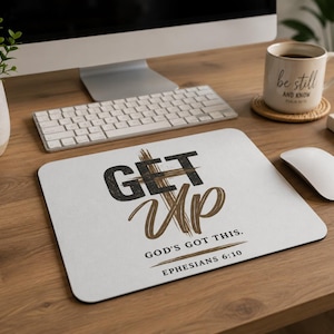 Tapete de rato cristão "Levante-se" | Tapete de mesa "Deus está no controle" | Acessório de escritório com temática de fé | Presente cristão inspirador | Decoração para mesa de oração