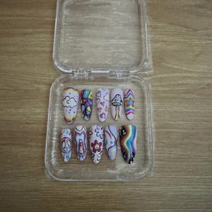 レインボースマイルプレスオンネイル、キュートスタードリーミーフェイクネイル、クラウドフラワーカワイイカラフルネイルアートセット、アーモンドプレスオン、レインボークラウドネイル