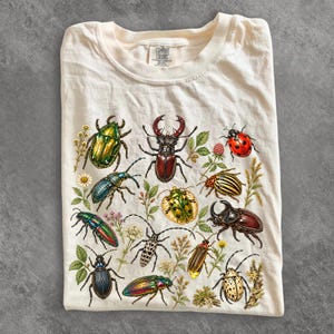 Skalbagge-tröja, vintage entomologi-tröja, insektsgrafik-tröja, insektsälskare-gåva, Cottagecore natur-tröja, botanisk vetenskap-tröja, Comfort Colors®