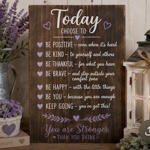 Puede incluir: Un letrero rectangular de madera marrón oscuro con texto en blanco y morado claro que dice: Today CHOOSE TO BE POSITIVE, BE KIND, BE THANKFUL, BE BRAVE, BE HAPPY, BE YOU, KEEP GOING y You are Stronger THAN YOU THINK.