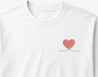 Ricamo minimalista a forma di cuore per cappellino e maglietta.