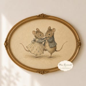 Pode incluir: Uma moldura oval de tom dourado contendo uma ilustração de estilo vintage de dois ratos a dançar. O rato à esquerda usa um vestido azul claro com pequenos padrões florais, enquanto o rato à direita usa um casaco azul. O texto diz Miss Recommends.