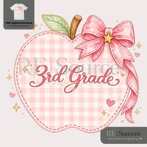 Può includere: Una grafica digitale a forma di mela rosa chiaro con un motivo a quadretti bianchi. La mela è decorata con un grande fiocco rosa, una stella dorata e piccoli brillantini dorati. Il testo 3rd Grade è scritto in un carattere corsivo rosso.