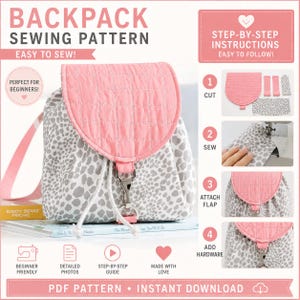 Könnte beinhalten: Ein rosa-graues Rucksack-Schnittmuster mit Schritt-für-Schritt-Anleitungen. Der Rucksack hat eine rosa gesteppte Klappe und einen grauen Animal-Print-Körper. Der Text lautet "Backpack Sewing Pattern" und "Easy to Sew!" Das Muster ist anfängerfreundlich.