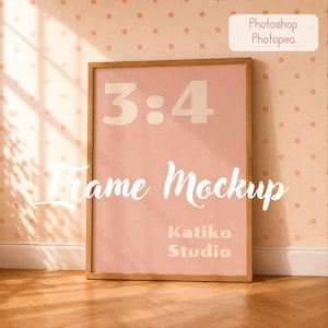 Op de afbeelding: Een houten poster mockup met een roze achtergrond en de tekst "3:4" in grote witte cijfers. De woorden "Frame Mockup" en "Katiko Studio" worden ook weergegeven. De achtergrond heeft een stippenpatroon.