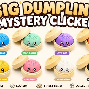 Peut inclure: Collection de Big Dumpling Mystery Clickers colorés. Chaque boulette est d'une couleur différente : bleu, vert, violet, pêche, jaune, rose, blanc et noir. Les boulettes ont des visages mignons et sont dans des paniers vapeur beiges. Le texte indique "Click!", "Squishy!", "Stress Relief!" et "Collect them all!"