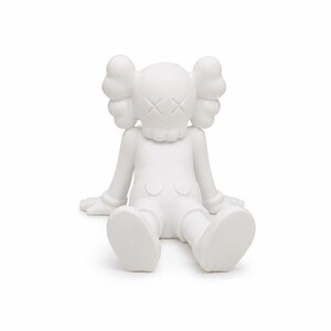 Op de afbeelding: Een witte, zittende figuur met een opvallend ontwerp. De figuur heeft grote, afgeronde oren, gekruiste ogen en een zittende houding met uitgestrekte armen en benen. De algehele esthetiek is minimalistisch en modern, met een gladde, matte afwerking.