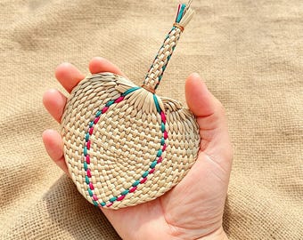 Mini handgeweven handventilator van stro | Eco-ventilator van natuurlijk riet, compacte draagbare kleine palmventilator, handgemaakt zomeraccessoire, uniek handwerkcadeau