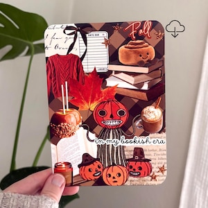 Puede incluir: Una tarjeta rectangular con un collage de ilustraciones temáticas de otoño que incluye un suéter rojo, una ficha de biblioteca, una pila de libros con un rollo de canela, una hoja de arce, una manzana de caramelo, un personaje de calabaza y el texto in my bookish era.