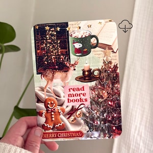 Peut inclure: Une carte rectangulaire présentant un collage de Noël avec une tasse verte, un cerf, un bonhomme en pain d'épices, une bougie et un sapin. Le texte indique read more books et MERRY CHRISTMAS. Le design inclut des pages de livre et des étoiles.