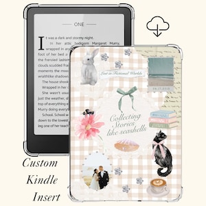 Puede incluir: Un lector de libros electrónicos Kindle con una inserción personalizada que presenta un collage de ilustraciones. La inserción incluye un conejo blanco, un gato negro con un lazo rosa, una flor rosa y el texto "Collecting Stories like seashells."