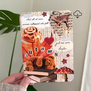 Op de afbeelding: Een rechthoekige collagekaart met een reekalf, een kaneelbroodje, een bruine teddybeer op boeken en een rode paddenstoel. De tekst luidt: And all at once, summer collapsed into fall, autumn en just one more chapter. Het ontwerp bevat sterren en hartjes.