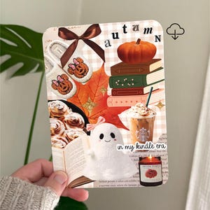 Op de afbeelding: Een rechthoekige kaart met een collage van herfstthema-afbeeldingen, waaronder een bruine strik, witte pantoffels met pompoenontwerpen, een stapel boeken met een pompoen erbovenop, kaneelbroodjes, een ijskoffie, een witte spookknuffel en een kaars. De kaart toont de tekst "autumn" en "in my kindle era".