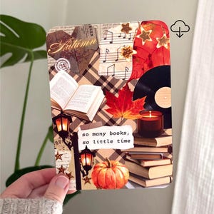 Puede incluir: Una tarjeta rectangular que presenta un collage de imágenes con temática otoñal, incluyendo un libro abierto, una pila de libros, una calabaza, un disco de vinilo, una vela, linternas y hojas de arce sobre un fondo de cuadros con el texto so many books, so little time.