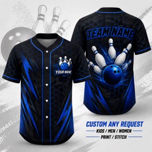 Könnte beinhalten: Ein schwarz-blaues Baseballtrikot mit Knopfleiste und Bowling-Motiv. Die Vorderseite zeigt eine Bowlingkugel mit Pins und den Text YOUR NAME. Die Rückseite zeigt eine Bowlingkugel, die Pins trifft, mit dem Text TEAM NAME.