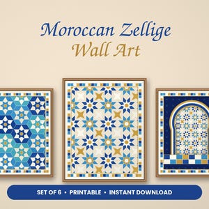 Può includere: Un set di tre stampe artistiche da parete incorniciate con motivi di piastrelle Zellige marocchine in blu, oro e bianco. Il testo recita Moroccan Zellige Wall Art e Set of 6 Printable Instant Download. I disegni includono motivi a stella geometrici e una finestra ad arco.