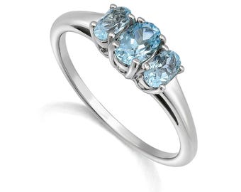 Anello da donna in argento sterling 925 con tre topazi blu.