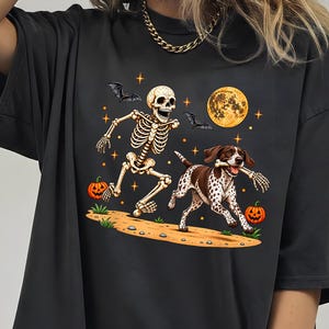 Camiseta Comfort Colors engraçada com um esqueleto perseguindo um Pointer Alemão de Pelo Curto para o Halloween