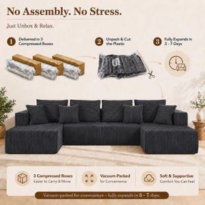 Op de afbeelding: Een donkergrijze corduroy hoekbank met een U-vormig ontwerp en meerdere rugkussens. De afbeelding bevat de tekst: No Assembly. No Stress. Just Unbox & Relax. Het toont drie gecomprimeerde dozen, plastic verpakking en een expansietijd van 3-7 dagen. Kenmerken zijn onder meer vacu&uuml;mverpakte levering, zachte ondersteuning en gemak bij het verplaatsen.