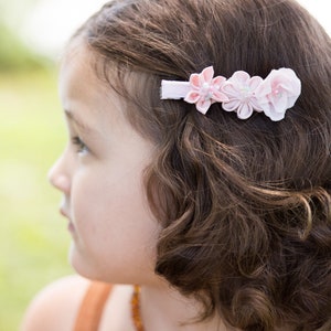 Pince à cheveux trio rose de fleurs, pince à cheveux rose, diapositive de cheveux, pince à fleurs rose, barrette à cheveux, pièce de cheveux, cadeau pour elle