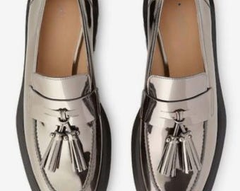 Silverfärgade loafers i lackläder med tofsar - handgjorda metalliska slip-on-skor för bröllop