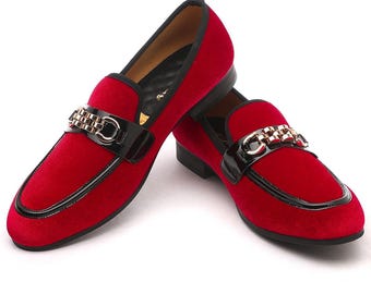 Herenloafers van rood fluweel met paardenbitdetails _ Handgemaakte luxe instapschoenen voor formele gelegenheden en feesten