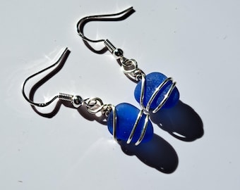 Koboltblå örhängen i havsglas – Äkta havsglas, örhängen i sterlingsilver och trådlindad design