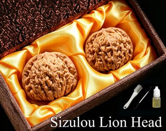 Puede incluir: Dos nueces Wenwan Sizulou Lion Head de color marrón y textura profunda, colocadas en una caja marrón forrada con tela de satén amarillo brillante. Los accesorios incluyen un cepillo de limpieza blanco, un punzón de metal y un frasco de aceite.