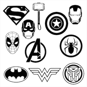 Può includere: Una collezione di loghi e simboli di supereroi in bianco e nero. Include il logo di Superman, il martello di Thor, lo scudo di Captain America, la maschera di Iron Man, la maschera di Spider-Man, il logo degli Avengers, un simbolo di ragno, il simbolo di Batman, il simbolo di Wonder Woman e un simbolo di Transformers.