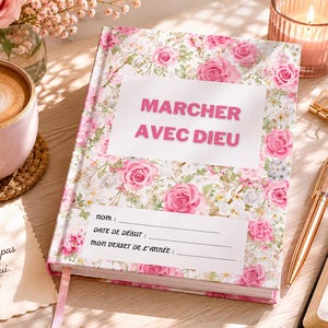 Peut inclure: Un journal à motifs floraux avec le texte "MARCHER AVEC DIEU" en rose. Le journal est ouvert, révélant des pages lignées. Une tasse de café, un stylo et une bougie sont également visibles, créant une ambiance chaleureuse et inspirante.