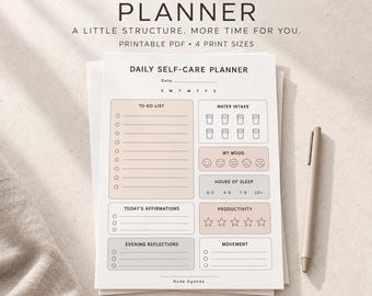 Könnte beinhalten: Ein täglicher Selbstfürsorge-Planer als druckbares PDF mit Abschnitten für To-Do-Listen, Wasseraufnahme, Stimmung, Schlaf, Affirmationen, Produktivität und Bewegung. Die Seite enthält Textüberschriften, Kontrollkästchen und Symbole in neutralen Farben. Ein Stift liegt neben dem Papier.