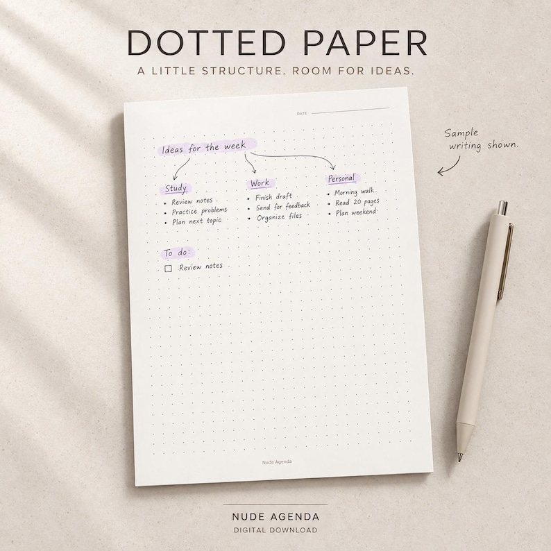 K&ouml;nnte beinhalten: Ein Blatt wei&szlig;es Punktrasterpapier mit dem Text DOTTED PAPER A LITTLE STRUCTURE. ROOM FOR IDEAS. Das Papier enth&auml;lt handschriftliche Notizen in violetter Tinte, die in Kategorien wie Study, Work und Personal unterteilt sind. Ein beiger Stift liegt rechts daneben.