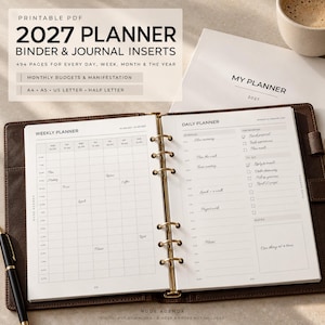 Può includere: Un raccoglitore in pelle marrone aperto che mostra inserti in carta bianca per un'agenda 2027. La pagina sinistra presenta una griglia di pianificazione settimanale, mentre la pagina destra mostra un layout di agenda giornaliera con orari.