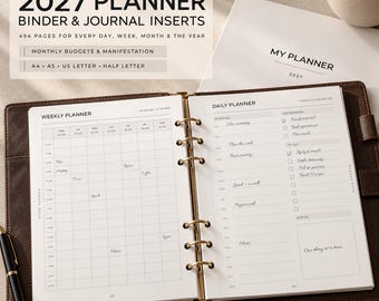 Könnte beinhalten: Ein 2027 Planer-Ringbuch mit Einlagen für wöchentliche und tägliche Planungen. Das geöffnete Ringbuch zeigt einen wöchentlichen Zeitplan und eine tägliche Aufgabenliste mit Kästchen. Text: 2027 PLANNER BINDER & JOURNAL INSERTS.