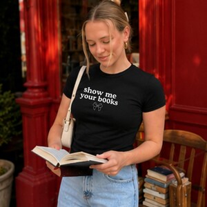 Show Me Your Books Baby Tee, Y2K Bookish Shirt, BookTok Reader Gift, Funny Graphic Tee, Womens Baby Tee, Vintage Book Tee immagine 3