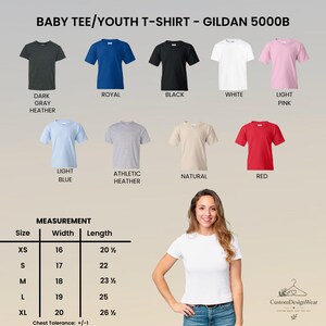 Pu&ograve; includere: Una cartella colori per t-shirt Gildan 5000B per bambini e ragazzi nei colori grigio scuro m&eacute;lange, blu royal, nero, bianco, rosa chiaro, azzurro, grigio sport m&eacute;lange, naturale e rosso. Include una tabella taglie con larghezza e lunghezza in pollici.