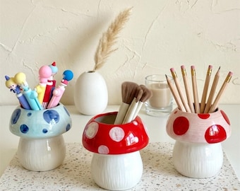 Ręcznie robiony ceramiczny stojak na pędzle do makijażu w kształcie grzyba, mały ceramiczny wazon, kubek na ołówki w kształcie muchomora, uroczy, fantazyjny element dekoracyjny na biurko, prezent dla dziewczynek/dla niej