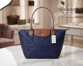 Bolsa grande de nylon azul-marinho, bolsa de ombro dobrável com detalhes em couro, bolsa de viagem para todo o dia.