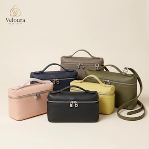 Puede incluir: Una colección de seis neceseres rectangulares en varios colores, incluyendo rosa claro, azul marino, topo, negro, amarillo y verde oliva. Cada bolso cuenta con un asa superior, un cierre de cremallera plateado y un acabado texturizado con el logo.